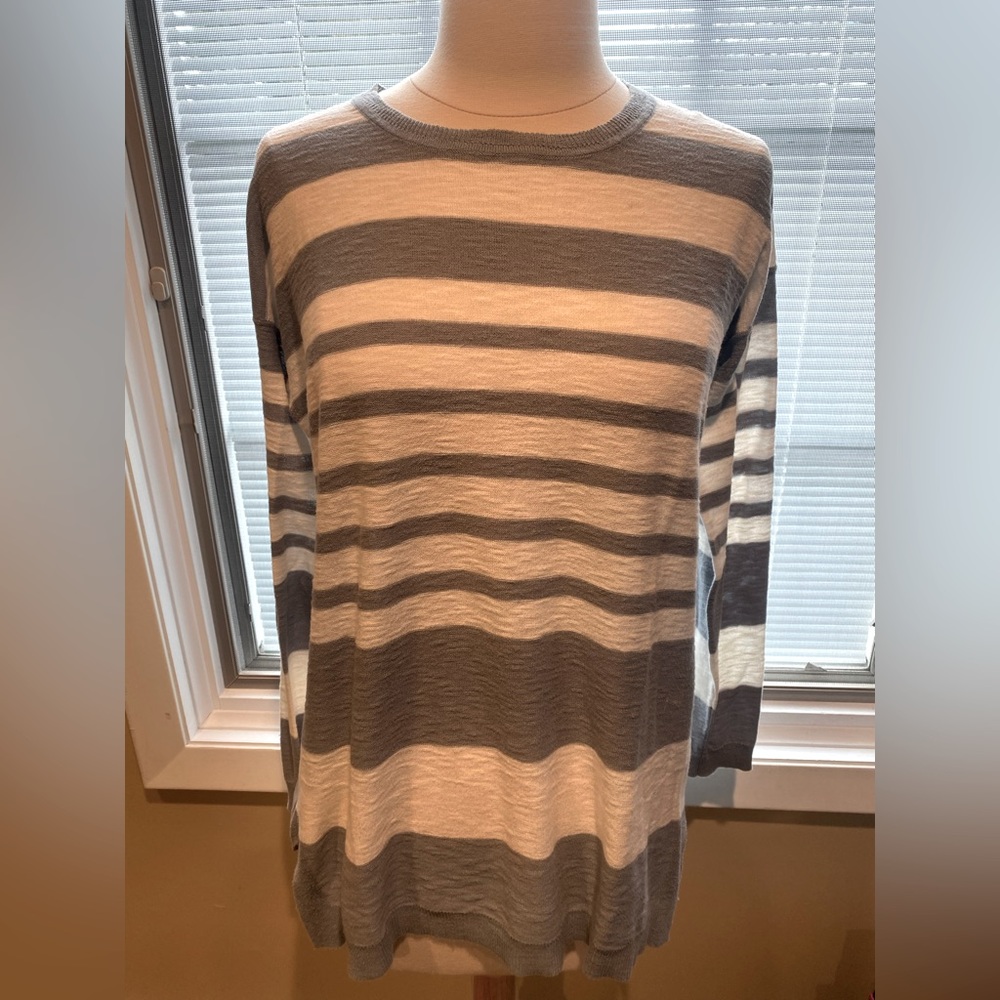 Vince grey and white knit top size small